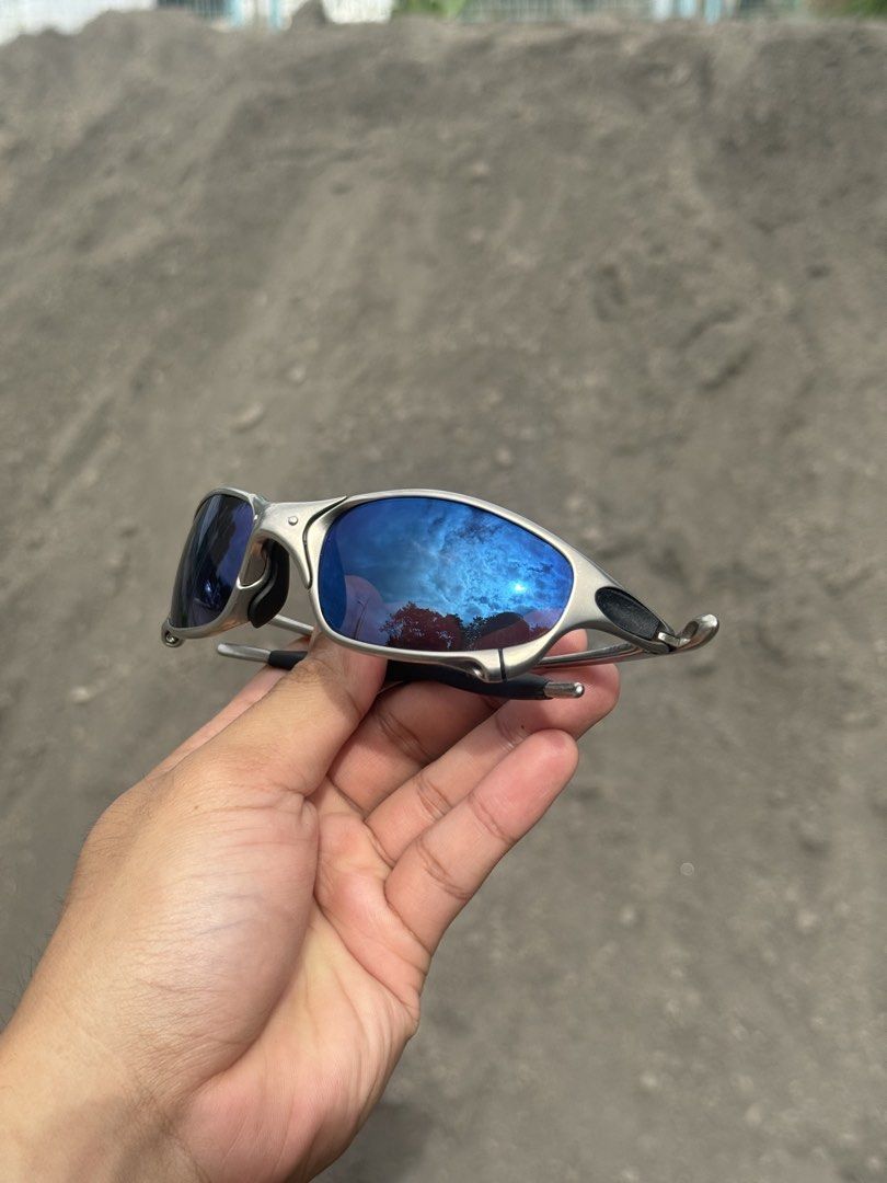 Oakley Juliet Plasma (Category: Sunglasses & Eyewear) located in Camaligan. Submitted by janro_12 (Listing ID 1470196061, Image 2). Description: Frame 9/10 plasma orig Lens 10/10 premium aftermarket lenses Coupler 10/10 tuned Rubbers 9/10 Unit only Ready to use, nothing to fix Disclaimer: Please manage your expectations, as this is a pre-owned item with some flaws and minor imperfections from use. However, the unit remains in excellent overall co
