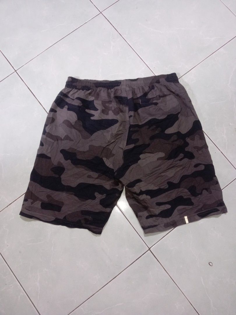 Oakley Performance Fit Camouflage Shorts (Category: Shorts) located in Nagcarlan. Submitted by asd0606 (Listing ID 1470240882, Image 2). Description: - Authentic Oakley performance shorts in a brown/black camouflage pattern - Comfortable performance fit with an elastic waistband and adjustable drawstring - Lightweight grid fabric construction inside for enhanced breathability - Features a small Oakley ellipse logo printed on the lower left leg - 