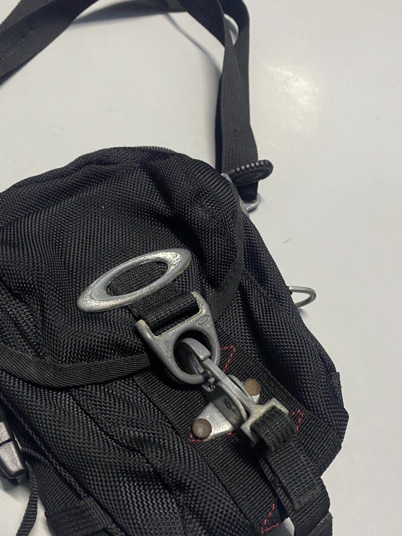Oakley sling bag (Category: Sling Bags) located in Manila. Submitted by sixtiessourzzz (Listing ID 1470330115, Image 2). Description: No major issue Good condition .