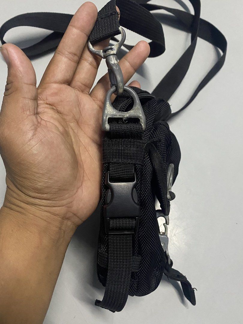 Oakley sling bag (Category: Sling Bags) located in Manila. Submitted by sixtiessourzzz (Listing ID 1470330115, Image 3). Description: No major issue Good condition .