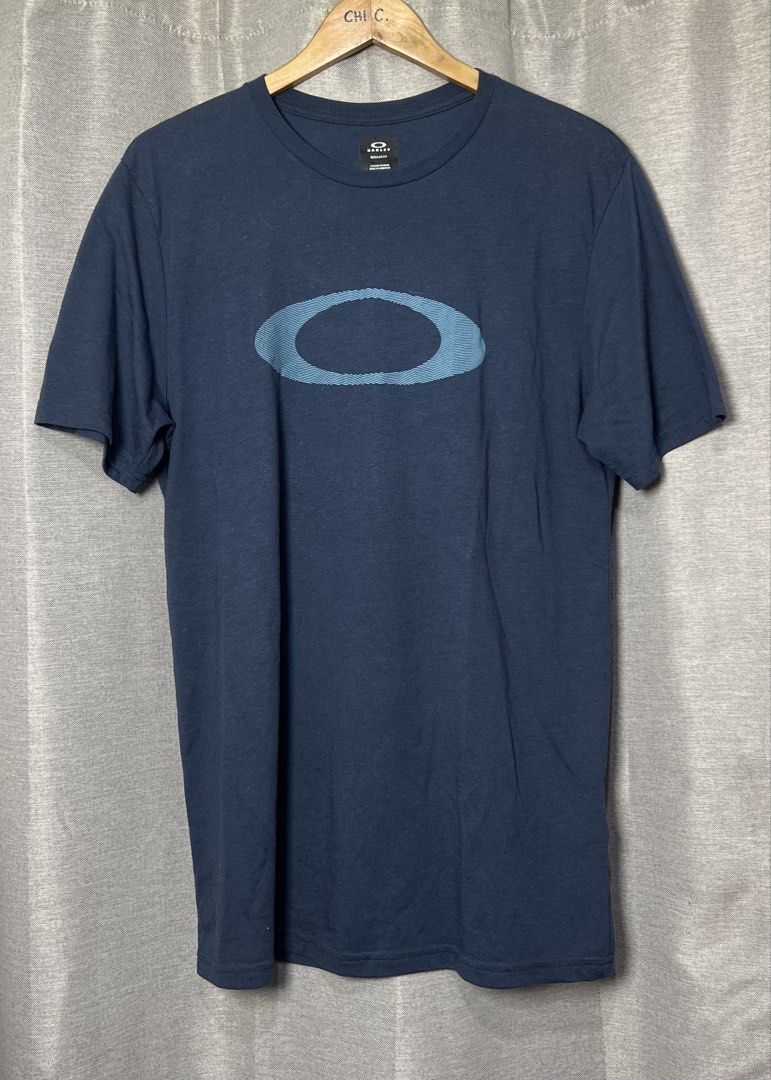 Oakley tee (Category: Tshirts & Polo Shirts ) located in General Trias. Submitted by luxfinds2019 (Listing ID 1470233501, Image 2). Description: Oakleý tee 899 shipped only! Blue Large on tag 21by29 Excellent condition 💯 No issue Loc laguna Pm.