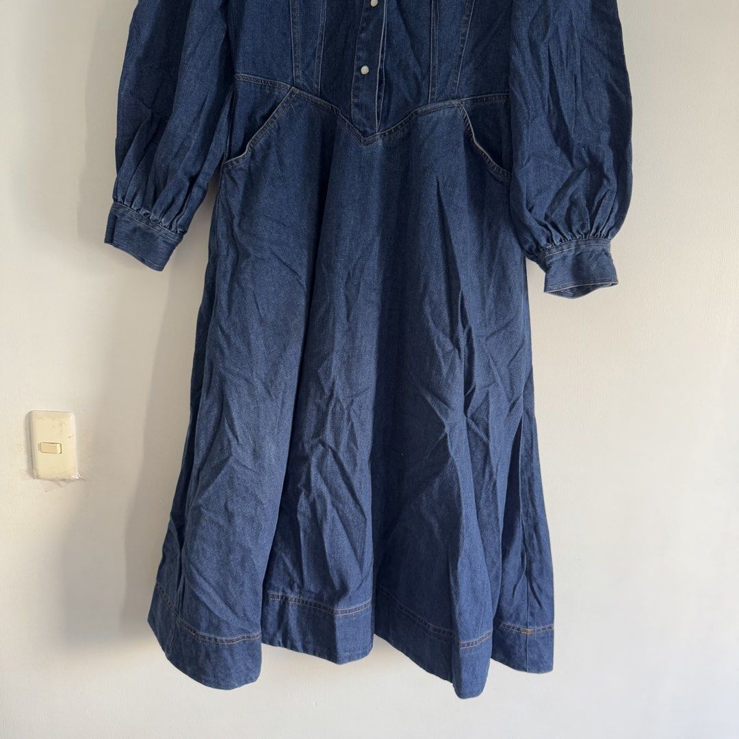 Oasis denim dress (Category: Dresses) located in Manila. Submitted by apparella.ph (Listing ID 1470195738, Image 3). Description: Selling low, i suppose to sell this for 1k++++.originally 3k++ pa sa u.s 🥹 Rfs: need to repair the zipper and need to put 1 more botones ( please check pic!)over all 10/10 like new pa Bust:40 Waist:34 Length: 49.