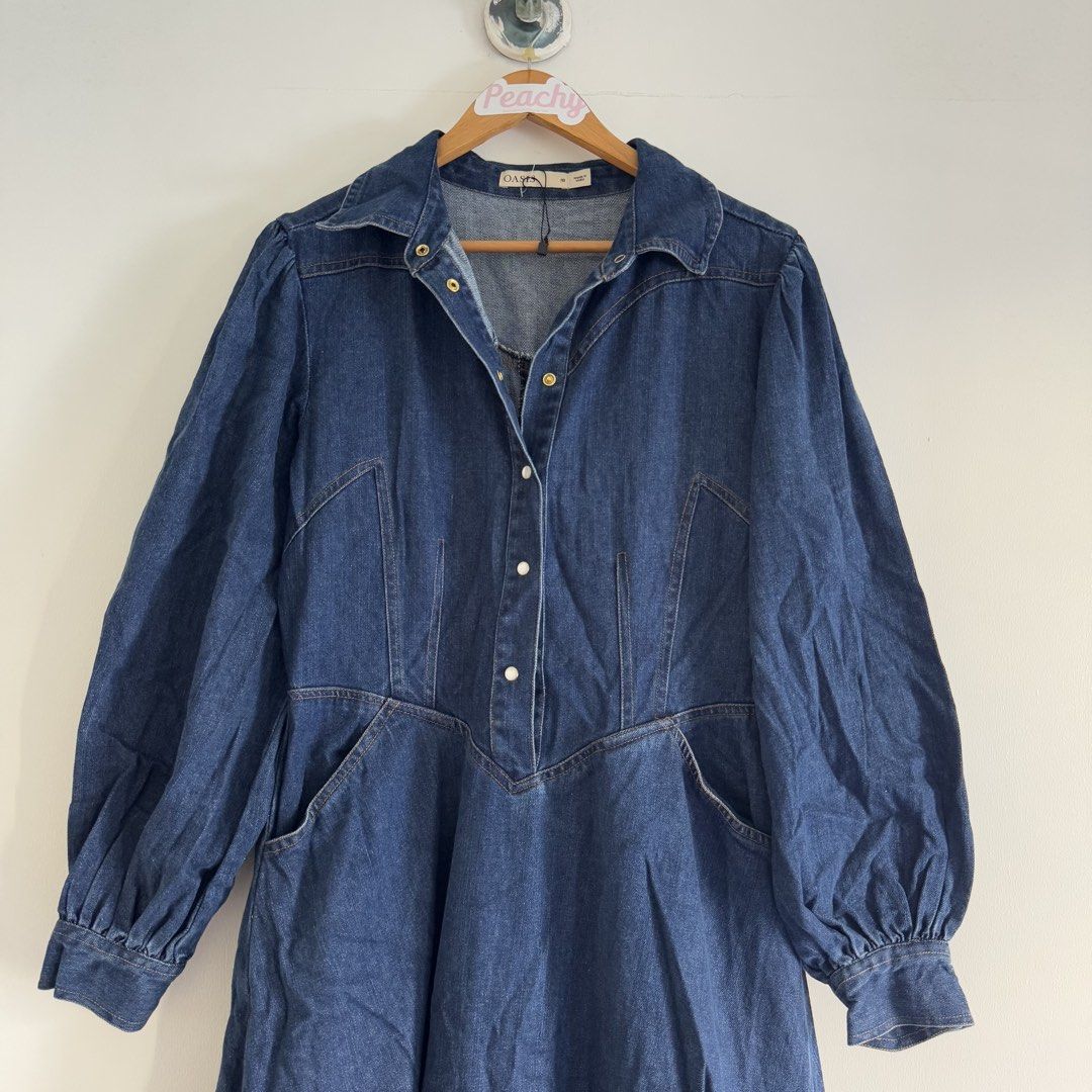 Oasis denim dress (Category: Dresses) located in Manila. Submitted by apparella.ph (Listing ID 1470195738, Image 2). Description: Selling low, i suppose to sell this for 1k++++.originally 3k++ pa sa u.s 🥹 Rfs: need to repair the zipper and need to put 1 more botones ( please check pic!)over all 10/10 like new pa Bust:40 Waist:34 Length: 49.