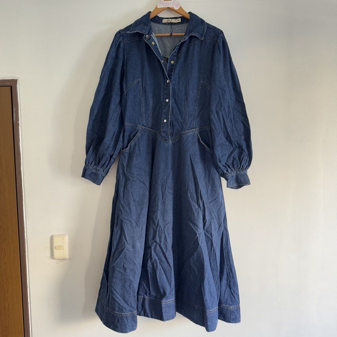 Oasis denim dress (Category: Dresses) located in Manila. Submitted by apparella.ph (Listing ID 1470195738, Image 1). Description: Selling low, i suppose to sell this for 1k++++.originally 3k++ pa sa u.s 🥹 Rfs: need to repair the zipper and need to put 1 more botones ( please check pic!)over all 10/10 like new pa Bust:40 Waist:34 Length: 49.