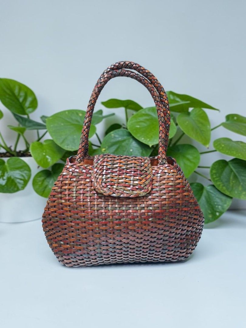 OFFEL PARIS WOVEN LEATHER SHOULDER BAG (Category: Shoulder Bags) located in Las Pinas. Submitted by annachiaonair2037 (Listing ID 1470288653, Image 2). Description: OFFEL PARIS WOVEN LEATHER SHOULDER BAG FROM JAPAN GENUINE LEATHER YKK INNET ZIP MAGNETIC SNAP CLOSURE MINIMAL SIGB OF USAGE SEE LAST PIC H 8" L 12" W 4" Disclaimer: I am not affiliated with, associated with, or authorized by any of the brands featured posted. Any mention of brand name