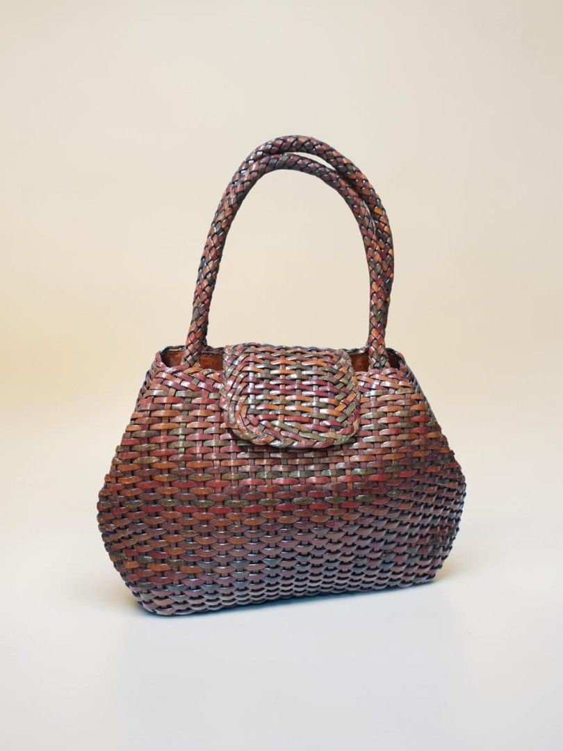 OFFEL PARIS WOVEN LEATHER SHOULDER BAG (Category: Shoulder Bags) located in Las Pinas. Submitted by annachiaonair2037 (Listing ID 1470288653, Image 3). Description: OFFEL PARIS WOVEN LEATHER SHOULDER BAG FROM JAPAN GENUINE LEATHER YKK INNET ZIP MAGNETIC SNAP CLOSURE MINIMAL SIGB OF USAGE SEE LAST PIC H 8" L 12" W 4" Disclaimer: I am not affiliated with, associated with, or authorized by any of the brands featured posted. Any mention of brand name