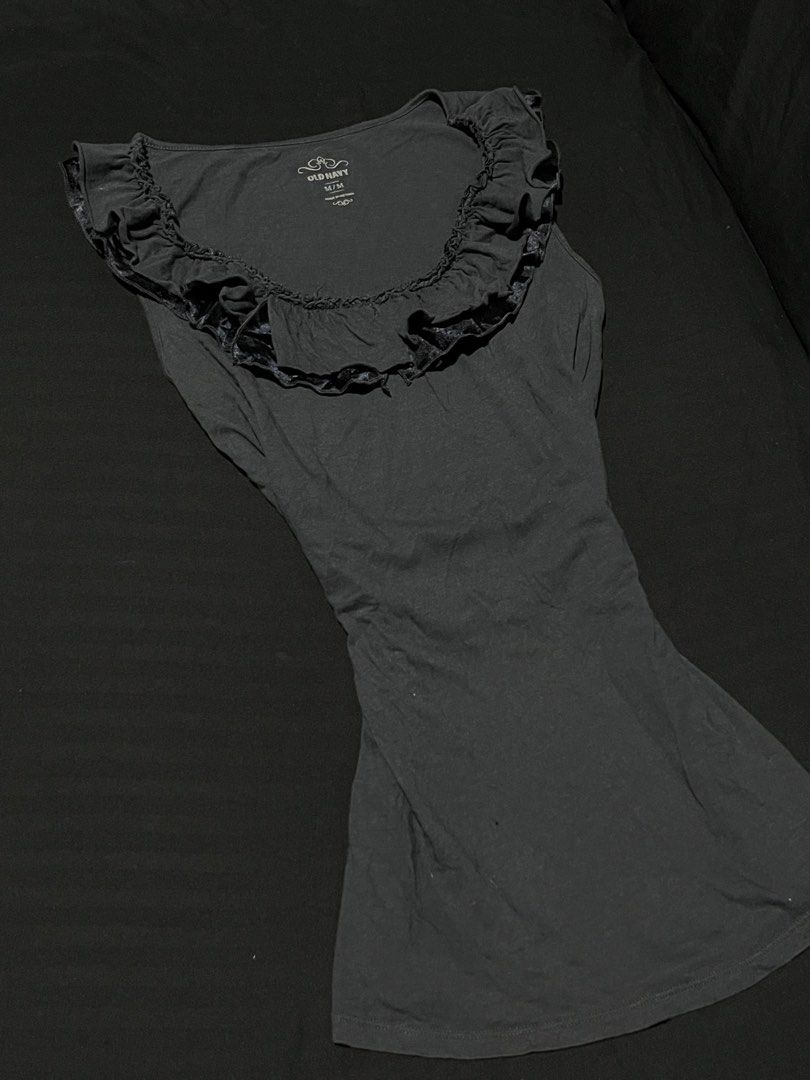 Old Navy Black Ruffled Scoop Neck Tank Top (Category: Sleeveless) located in Manila. Submitted by y2kcloset_ (Listing ID 1470181921, Image 2). Description: - Brand/Model: Old Navy - Size: Medium - Color: Classic Black - Material: Soft, comfortable cotton with a tagless printed label - Design: Scoop neckline with layered ruffles and shiny velvet fabric trim - Fit: Fitted silhouette through the body - Condition: Great piece for layering or wearing 