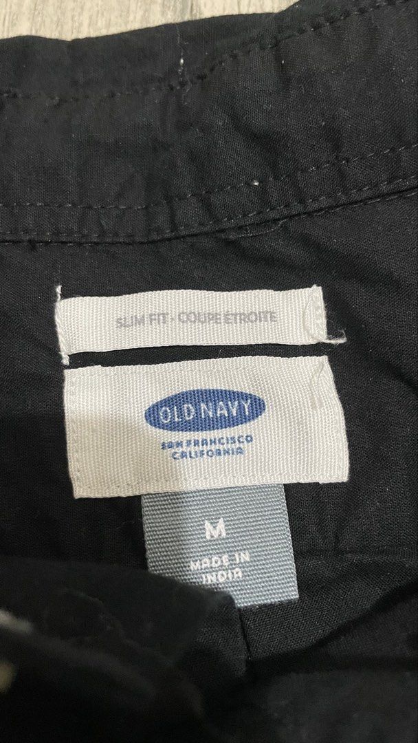Old navy button down long sleeves (Category: Formal Shirts) located in Las Pinas. Submitted by tinngonzaga (Listing ID 1470294589, Image 2). Description: Size medium 28 inches length 19 inches length.