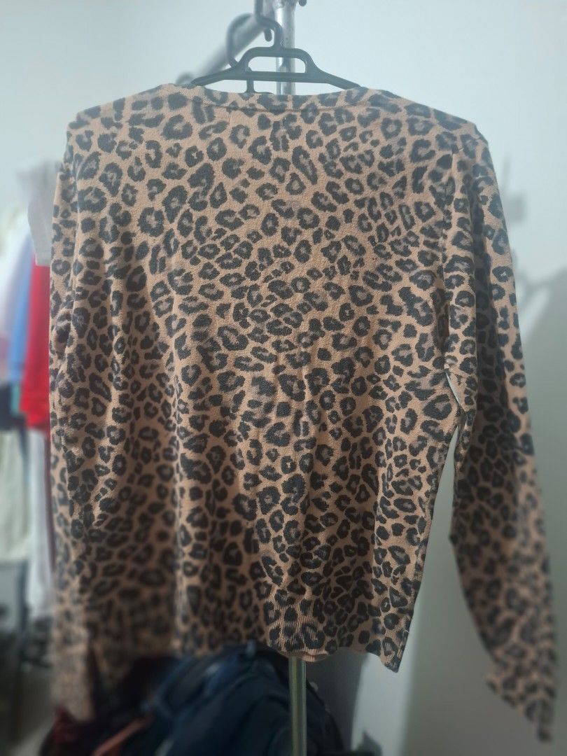 Old Navy Leopard Print Sweater (Category: Coats, Jackets and Outerwear) located in Bulacan. Submitted by ditchandswitch (Listing ID 1470286747, Image 2). Description: Old Navy Leopard Print Ganda parin nito RFS: Decluttering.