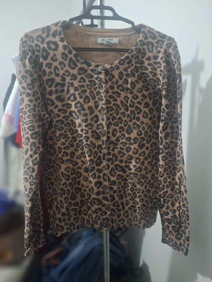 Old Navy Leopard Print Sweater (Category: Coats, Jackets and Outerwear) located in Bulacan. Submitted by ditchandswitch (Listing ID 1470286747, Image 3). Description: Old Navy Leopard Print Ganda parin nito RFS: Decluttering.