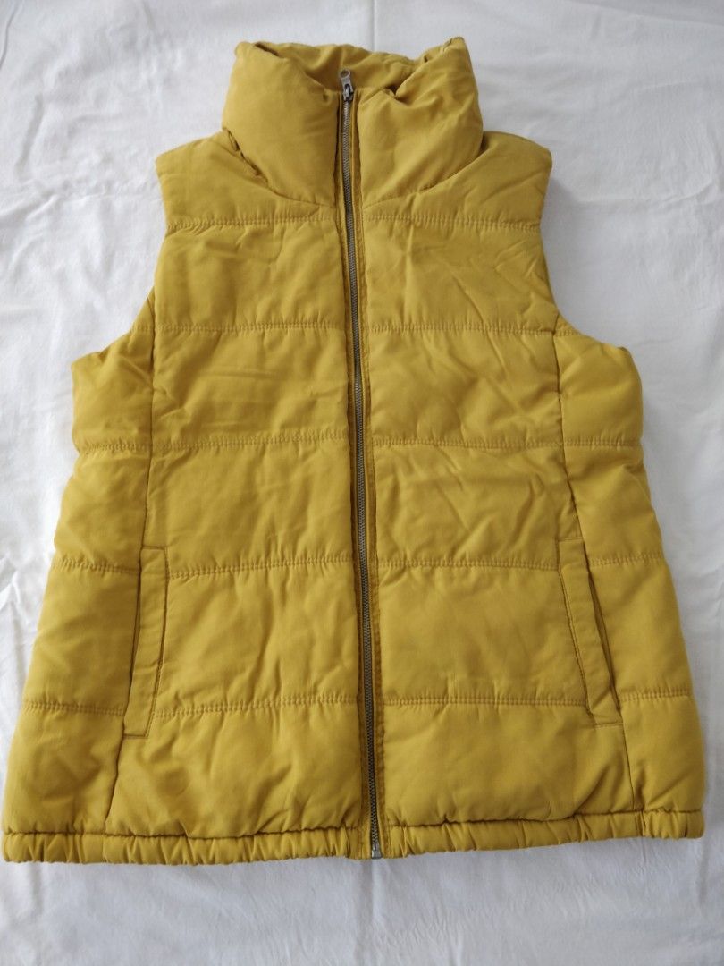 Old Navy Yellow Puffer Vest Size M (Category: Sleeveless) located in Marikina City. Submitted by rusellej (Listing ID 1470227228, Image 2). Description: - Brand/Model: Old Navy Puffer Vest - Color: Mustard Yellow - Size: Medium - Features: Full zip front, stand collar, front welt pockets - Lining: Warm fleece interior - First pic is only sample of similar style.