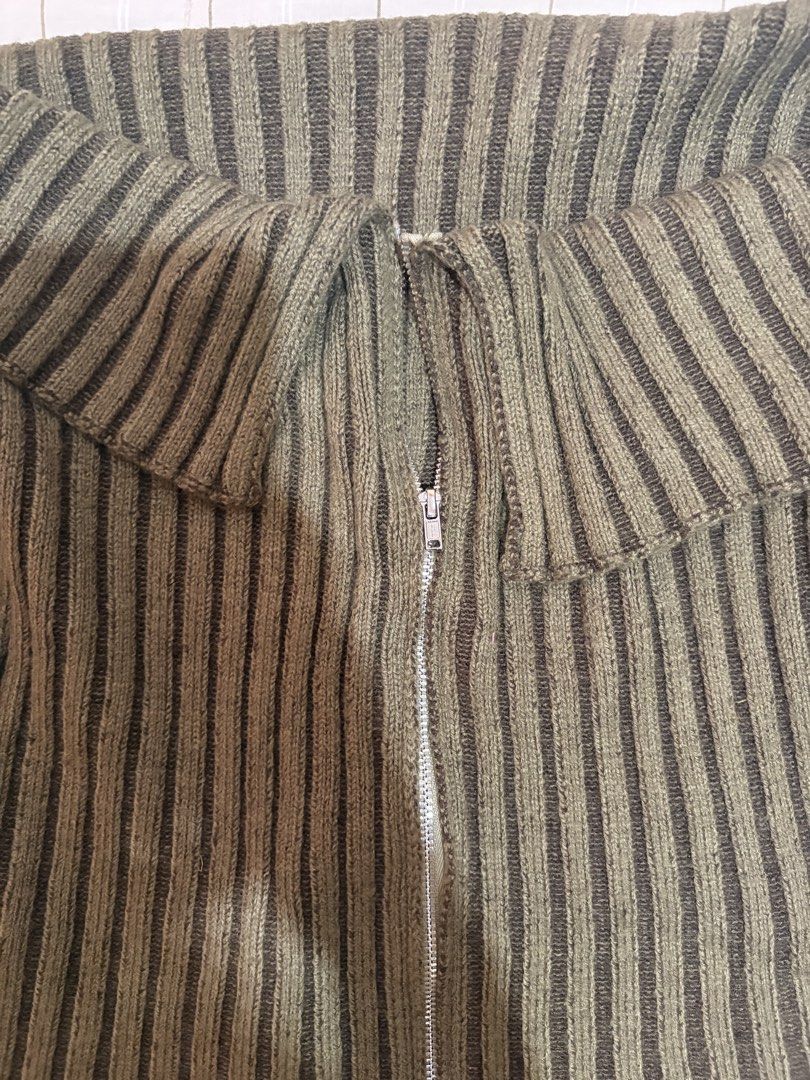 Olive Green Ribbed Knit Zip-Up Collar Top (Category: Sleeveless) located in Dasmarinas. Submitted by littleczarmer (Listing ID 1470292686, Image 3). Description: - used once - Color: Olive green - fits s-m.