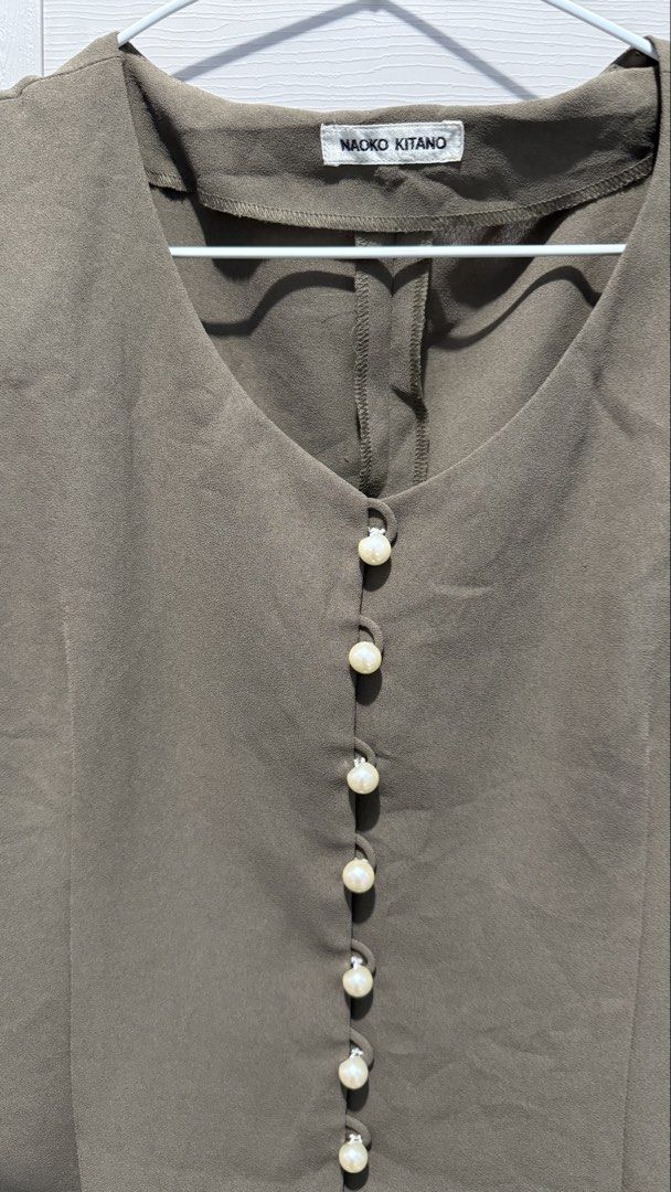 Olive Green Vintage Blouse (Category: Blouses) located in Quezon City. Submitted by dinesaur (Listing ID 1470319059, Image 2). Description: .