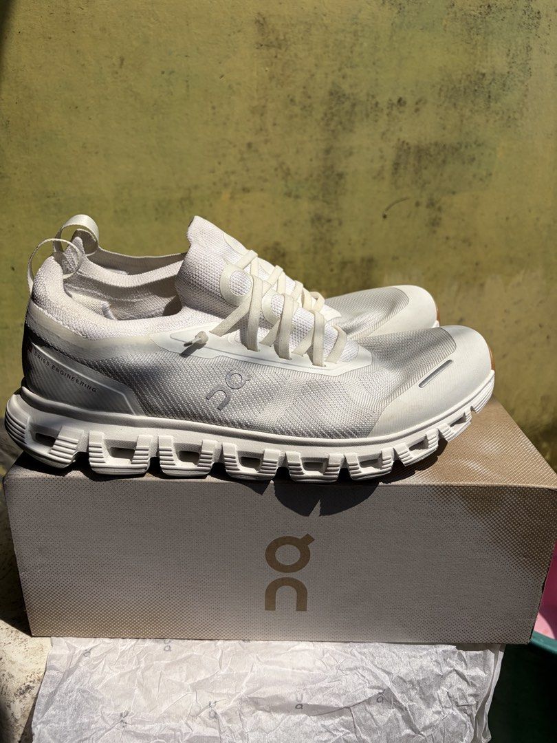 On Cloud 6 White Versa (Category: Sneakers) located in Caloocan City. Submitted by jelly_tin25 (Listing ID 1470179123, Image 3). Description: •7 Days lang nagamit sa Clinic and Mall •Slightly negotiable •Kasya sa Us9 but not for Wide Footed.