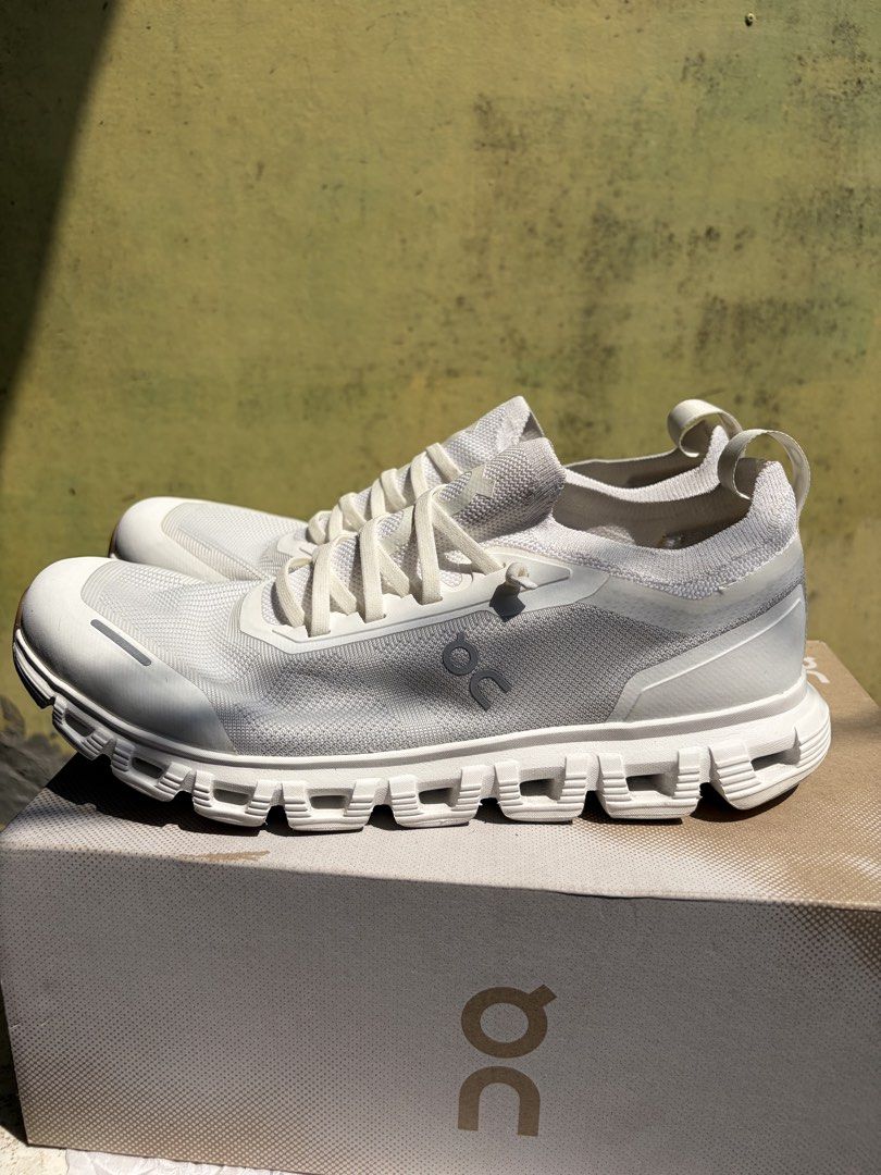 On Cloud 6 White Versa (Category: Sneakers) located in Caloocan City. Submitted by jelly_tin25 (Listing ID 1470179123, Image 1). Description: •7 Days lang nagamit sa Clinic and Mall •Slightly negotiable •Kasya sa Us9 but not for Wide Footed.