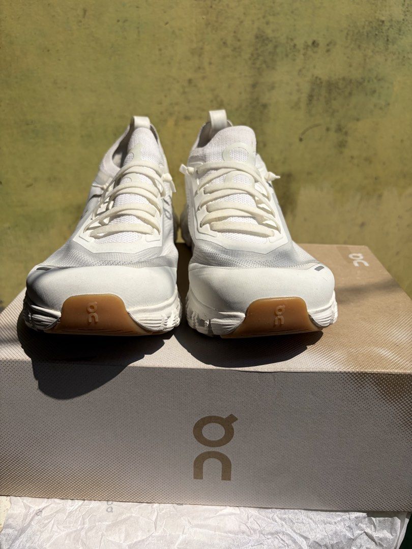 On Cloud 6 White Versa (Category: Sneakers) located in Caloocan City. Submitted by jelly_tin25 (Listing ID 1470179123, Image 2). Description: •7 Days lang nagamit sa Clinic and Mall •Slightly negotiable •Kasya sa Us9 but not for Wide Footed.