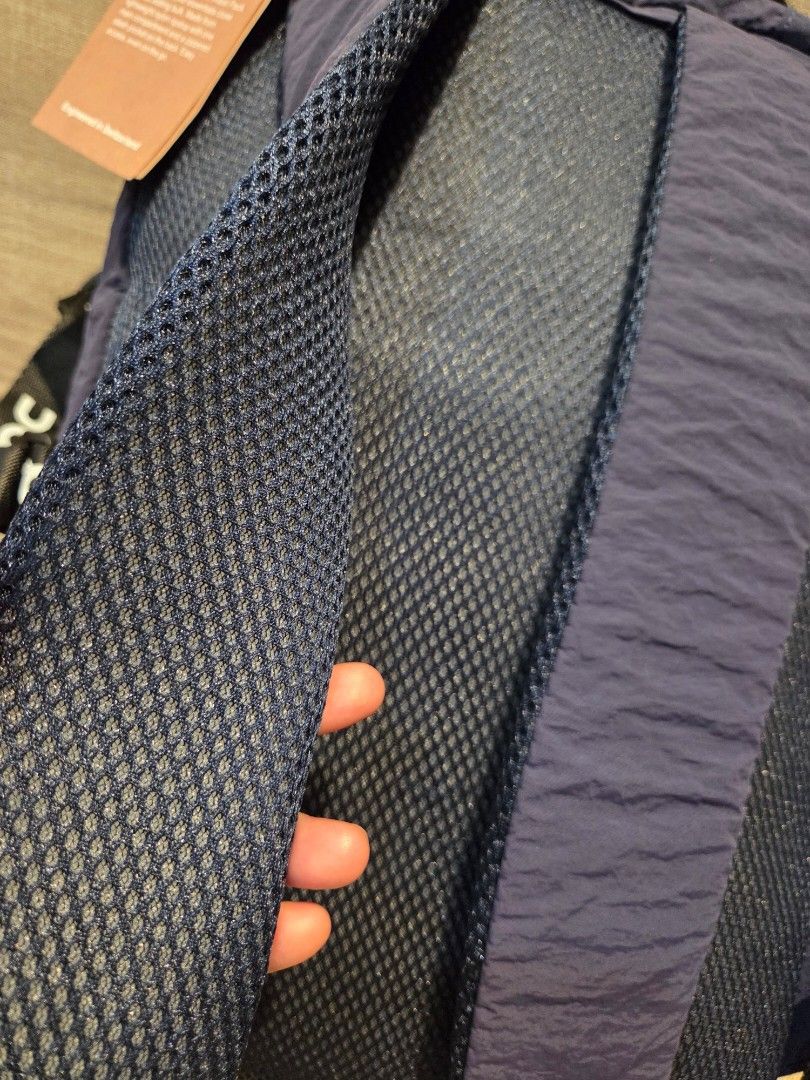 On Running Waist Pack Lite 2L (Category: Belt bags, Clutches and Pouches) located in Manila. Submitted by mysticrabbit.284012 (Listing ID 1470147332, Image 2). Description: - Brand new with original tags still attached - Color: Dark navy blue - Capacity: 2 liters (super lightweight at only 110g) - Comfortable, breathable mesh back padding with adjustable strap - Secure main zippered compartment plus front slip pocket with bungee cord closure.