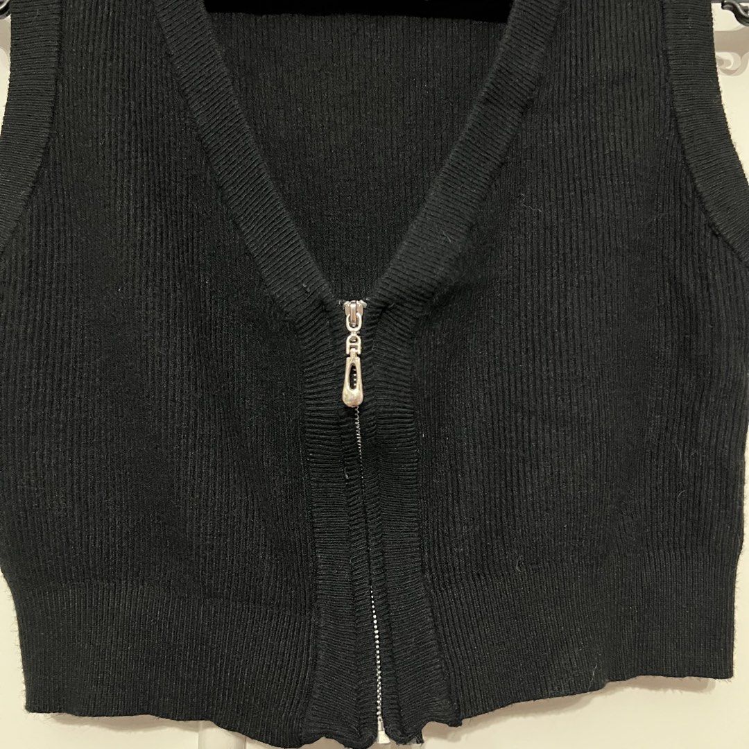 One-K Sleeveless Knitted Top (Category: Sleeveless) located in Las Pinas. Submitted by bangtanbey (Listing ID 1470237015, Image 2). Description: Brand new, washed only One-K (one of the best knitted brands from BKK) Free size.