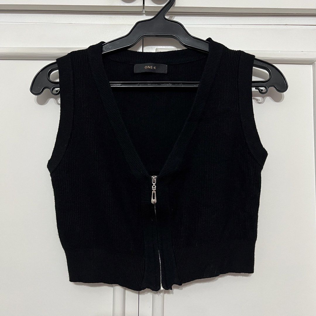 One-K Sleeveless Knitted Top (Category: Sleeveless) located in Las Pinas. Submitted by bangtanbey (Listing ID 1470237015, Image 1). Description: Brand new, washed only One-K (one of the best knitted brands from BKK) Free size.