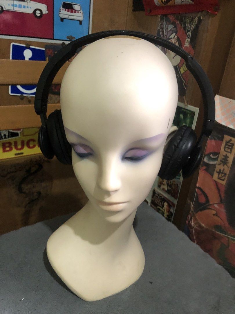 Onn wireless headphones (Category: Headphones & Headsets) located in Quezon City. Submitted by markgolveo (Listing ID 1470173762, Image 2). Description: Onn bluetooth wireless headphones Tested working Very good battery life Surprising audio output for its built Good audio both left and right Issue is signs of wears on earpads not soft anymore signs of cosmetic wears Slight exposed wiring on headband part needs to have it covered .