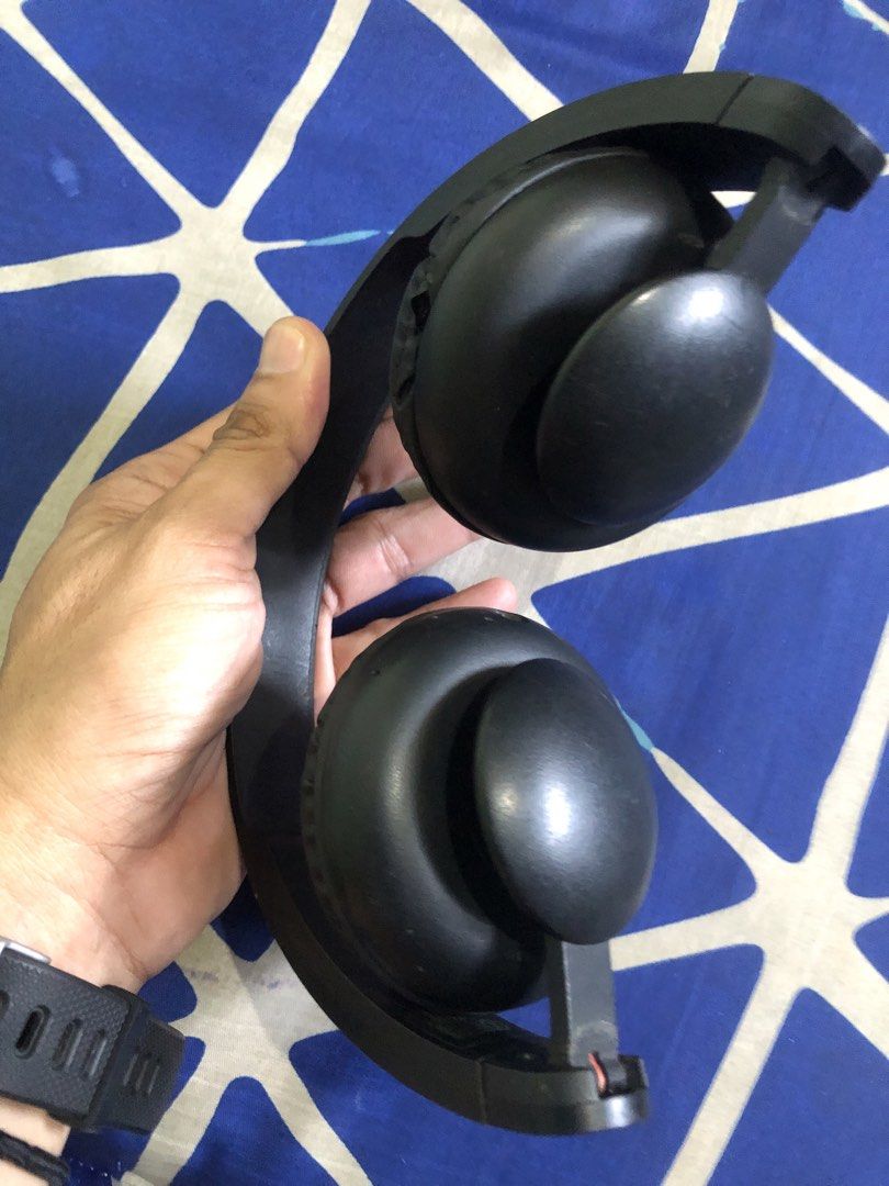Onn wireless headphones (Category: Headphones & Headsets) located in Quezon City. Submitted by markgolveo (Listing ID 1470173762, Image 3). Description: Onn bluetooth wireless headphones Tested working Very good battery life Surprising audio output for its built Good audio both left and right Issue is signs of wears on earpads not soft anymore signs of cosmetic wears Slight exposed wiring on headband part needs to have it covered .