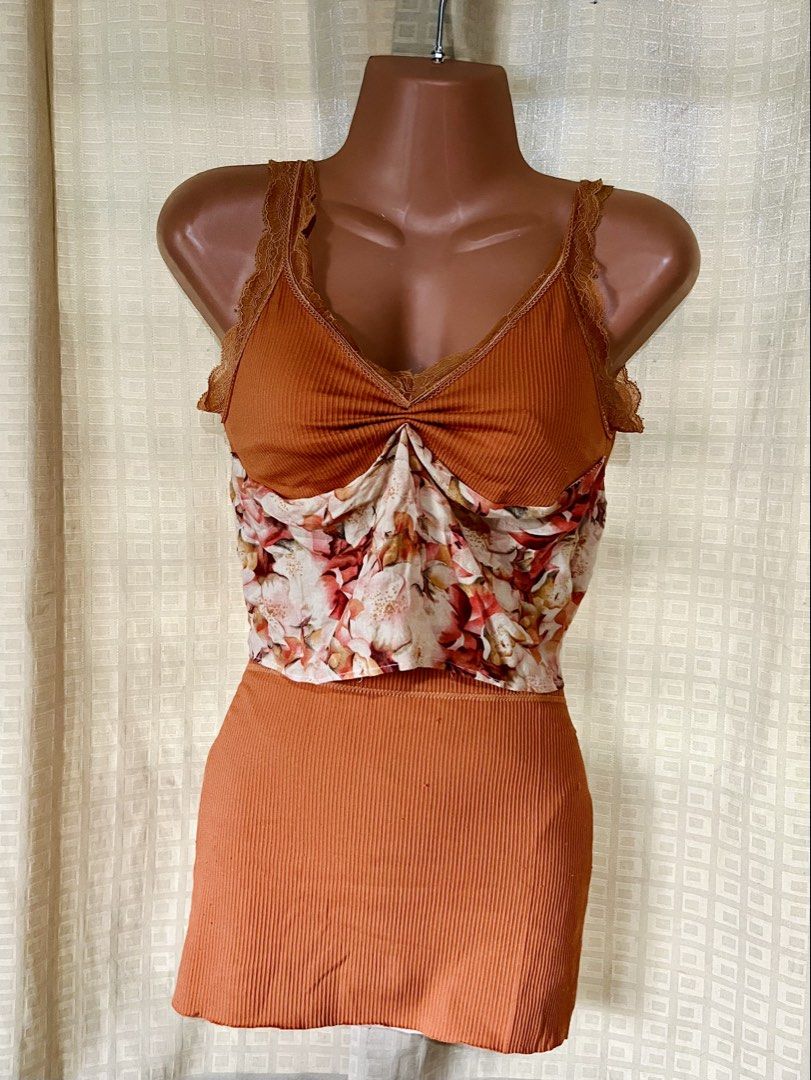 Orange Ribbed Tank Top Floral Corset Panel (Category: Sleeveless) located in Valenzuela. Submitted by closettee_ (Listing ID 1470192836, Image 1). Description: - Color: Vibrant orange - Design: Contrasting floral bust panel with gathered sweetheart neckline and delicate lace trim - Fit: Slim, fitted ribbed silhouette - Material: Soft and stretchy for comfortable everyday wear - Condition: Brand new / Excellent quality.