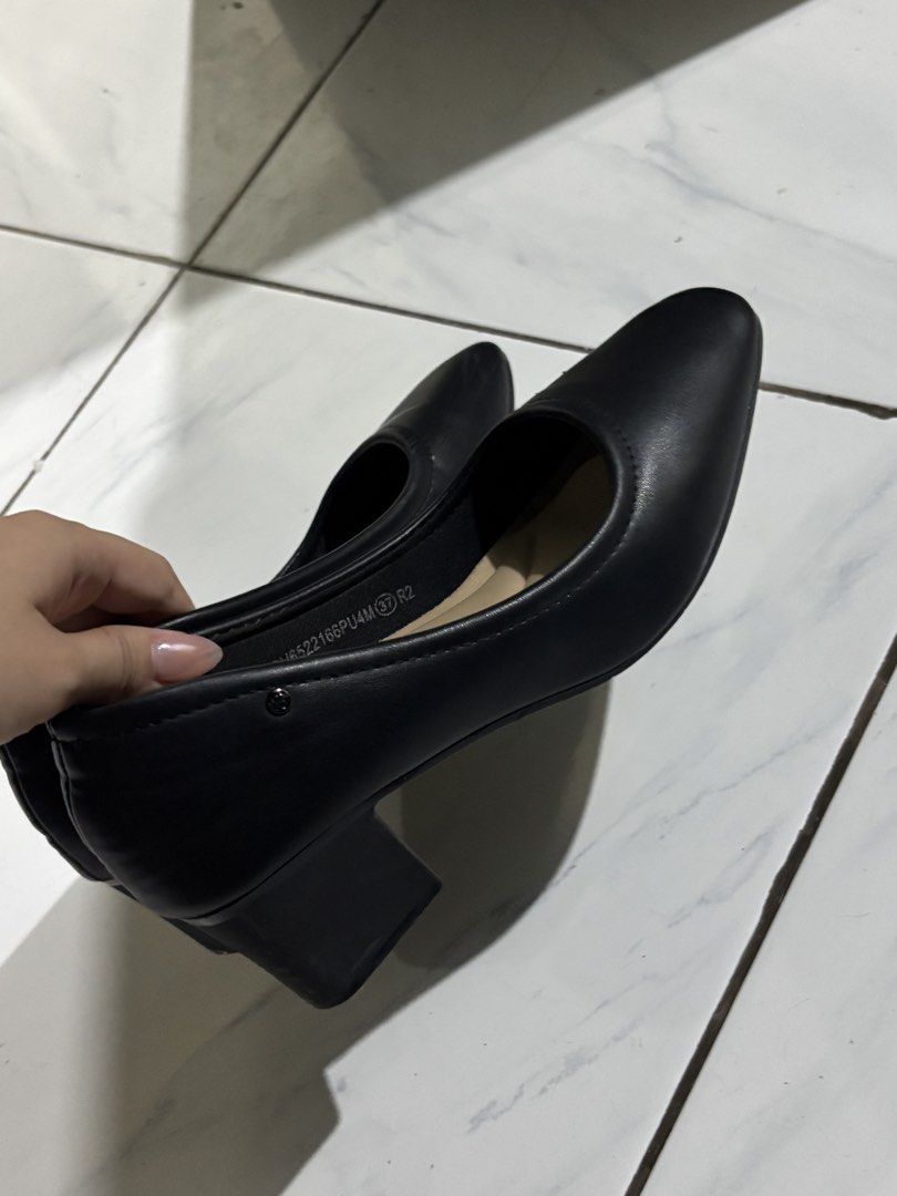 Orig MICHAELA Black Block Heel Pumps Size 37 (Category: Heels) located in Tarlac. Submitted by alxckretdump (Listing ID 1470194423, Image 1). Description: - Brand: MICHAELA - Style: Classic closed-toe black block heel pumps - Size: 37 (marked on inner lining) - neutral beige insoles with brand logo - Condition: Clean soles, minimal signs of handling - Ideal for: Office wear, job interviews, and formal events 📌 No COD 📌 negotiatiable 📌 gcash/ma