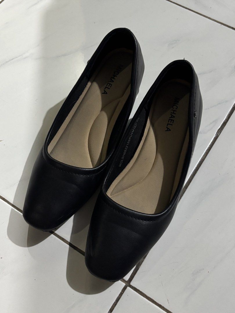 Orig MICHAELA Black Block Heel Pumps Size 37 (Category: Heels) located in Tarlac. Submitted by alxckretdump (Listing ID 1470194423, Image 2). Description: - Brand: MICHAELA - Style: Classic closed-toe black block heel pumps - Size: 37 (marked on inner lining) - neutral beige insoles with brand logo - Condition: Clean soles, minimal signs of handling - Ideal for: Office wear, job interviews, and formal events 📌 No COD 📌 negotiatiable 📌 gcash/ma