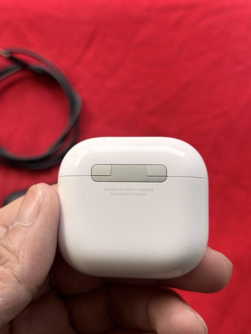 Original Apple Airpods 4 (Non ANC) (Category: Earphones) located in Manila. Submitted by Tjuan13 (Listing ID 1470150491, Image 3). Description: Try Secondhand Original Apple Airpods 4 (Non ANC) for only Php 5500 -100% Original -Free Usb C cable -Free Silicon Case -Smoothness 96% Front & 97% Back -Good battery life -Matagal Malowbat, Mabilis magcharge -Good quality -Crisp Button -Actual Photo -Ready to use -No Box -No swap -Free Shipping via Lalam