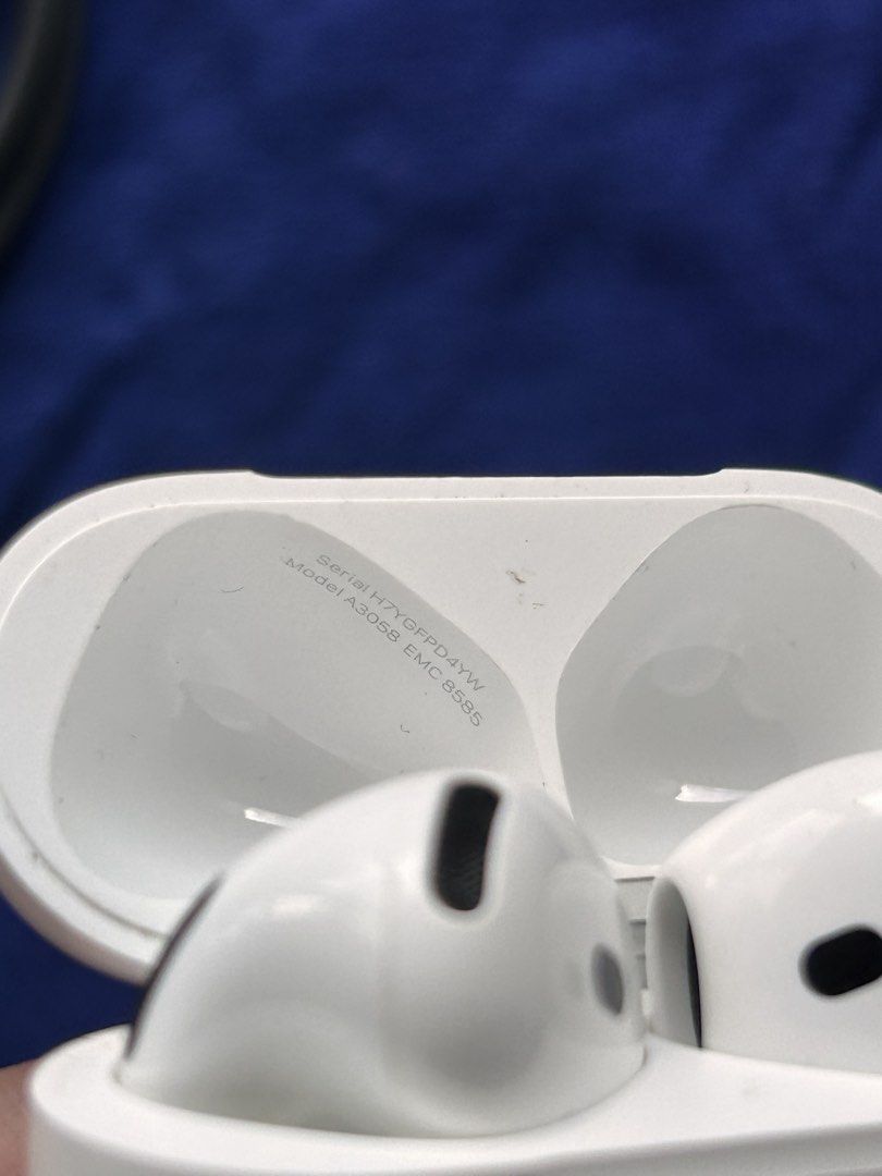 Original Apple Airpods 4 (Non ANC) (Category: Earphones) located in Manila. Submitted by Tjuan13 (Listing ID 1470270196, Image 3). Description: Try Secondhand Original Apple Airpods 4 (Non ANC) for only Php 5500 -100% Original -Free Usb C cable -Free Silicon Case -Smoothness 96% Front & 97% Back -Good battery life -Matagal Malowbat, Mabilis magcharge -Good quality -Crisp Button -Actual Photo -Ready to use -No Box -No swap -Free Shipping via Lalam