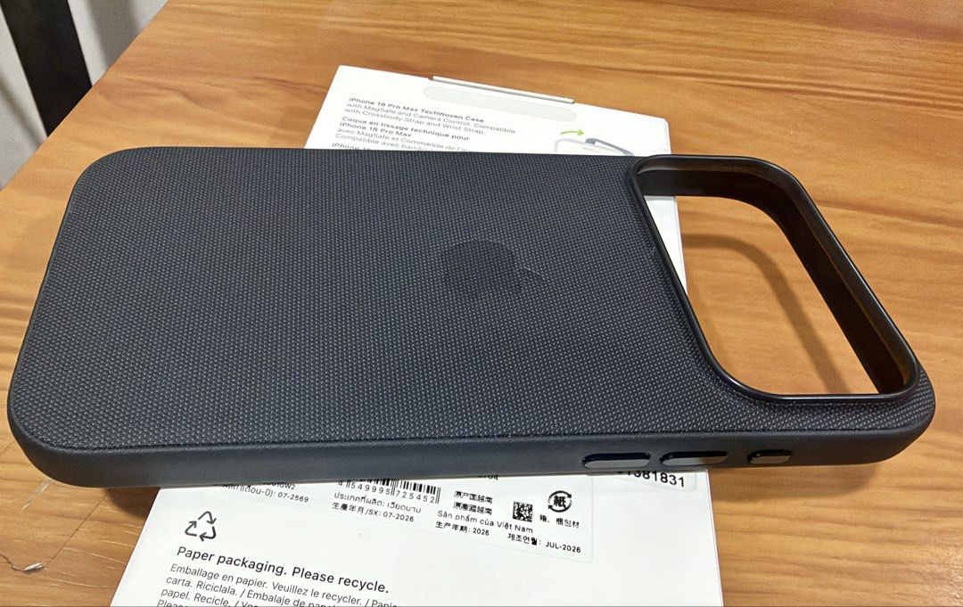 Original Apple Techwoven Case for iPhone 18 Pro Max (Category: Cases & Sleeves) located in Pasay City. Submitted by mikerosoft36 (Listing ID 1470165682, Image 3). Description: Original Apple Techwoven Case for iPhone 18 Pro Max Color: Black Like new condition Bough from Digital Walker Rockwell Powerplant. With official receipt RFS: Extra Pasay / Makati Area.