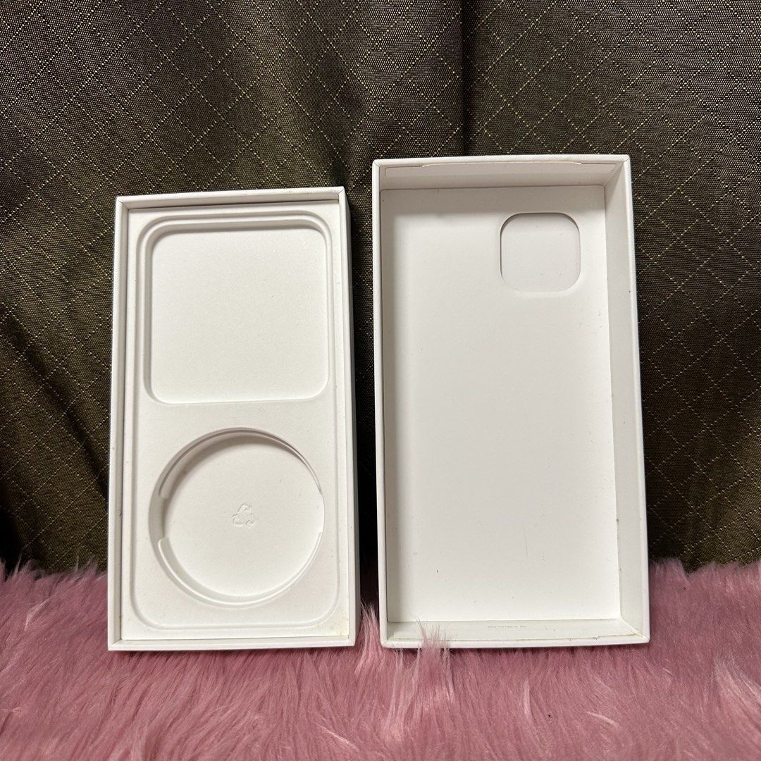 Original box for iPhone 13 128gb (Category: iPhone 13 Series) located in Pasig City. Submitted by loveyyy08 (Listing ID 1470295433, Image 2). Description: Original box only For iPhone 13 128gb Blue No unit included :) RFS: Not needed anymore 📍Location: Pasig Lifehomes 🛵Delivery: Same day delivery/LBC only 💰Mode of Payment: Cash/Bank Transfer .