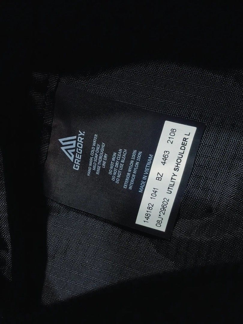 Original GREGORY (Category: Shoulder Bags) located in Cabuyao City. Submitted by secondhand.shop.ph (Listing ID 1470327215, Image 3). Description: Sale❗️Sale❗️Sale❗️ ₱ 1,699 Original GREGORY Bag brand-new Black Medium ballistic nylon/genuine leather trim 📌First to pay!.