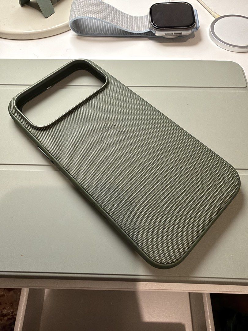 ORIGINAL iPhone 17 Pro Max TechWoven Case with MagSafe - Green (Category: Cases & Sleeves) located in Manila. Submitted by coco.junk (Listing ID 1470268763, Image 3). Description: FS: Original Apple iPhone 17 Pro Max TechWoven Case (Green) • Status: Brand new, never used • Bought from: PowerMac Center (SRP: P3,990) • Selling Price: P3,490 • RFS: Impulse buy DM if interested!.