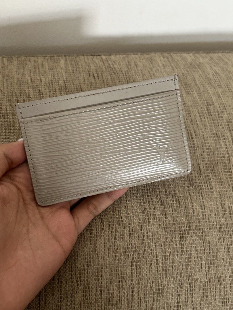 Original lv card holder epi (Category: Luxury Bags & Wallets) located in Manila. Submitted by lily_2567 (Listing ID 1470186869, Image 1). Description: 100% Money back Epi lv card holder.