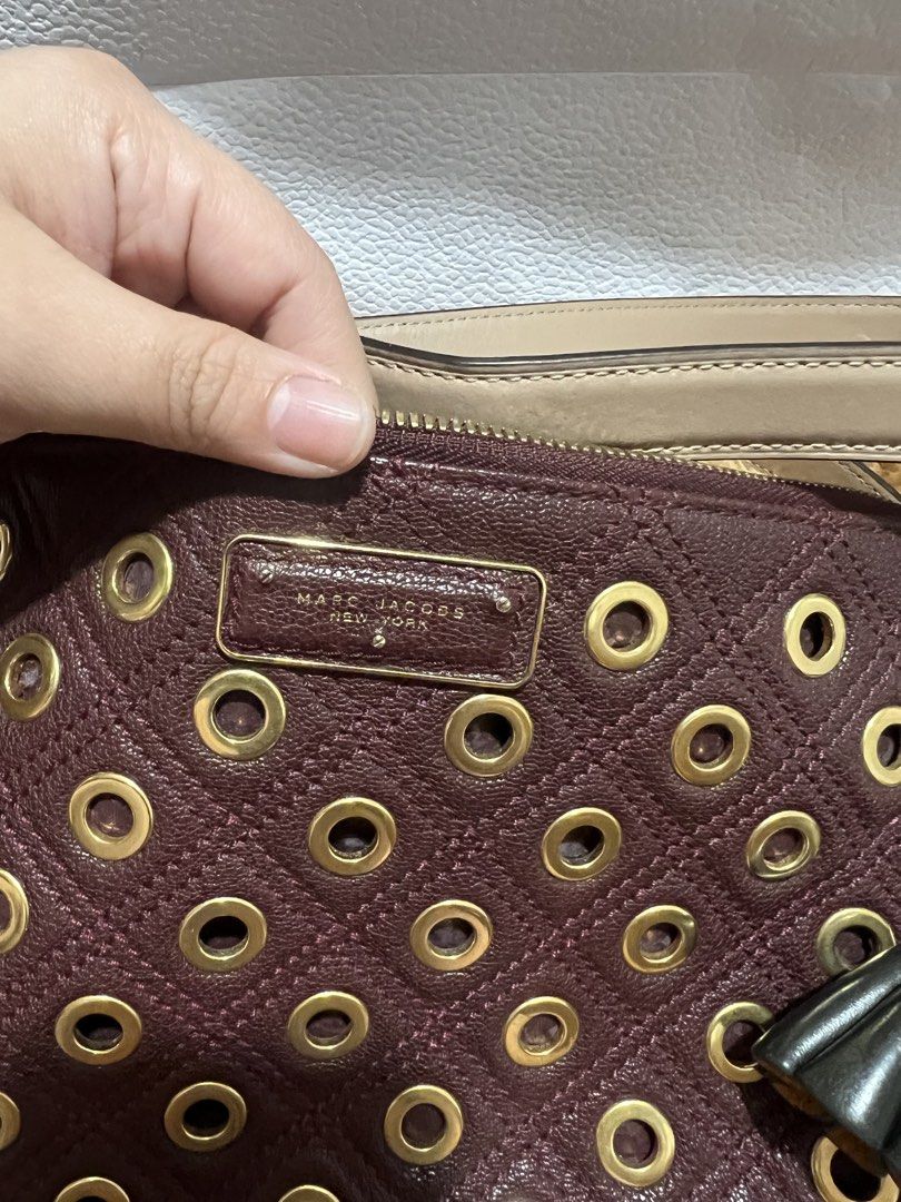 Original marc jacobs sling genuine leather (Category: Luxury Bags & Wallets) located in Naga. Submitted by luckyjewels (Listing ID 1470220175, Image 3). Description: .