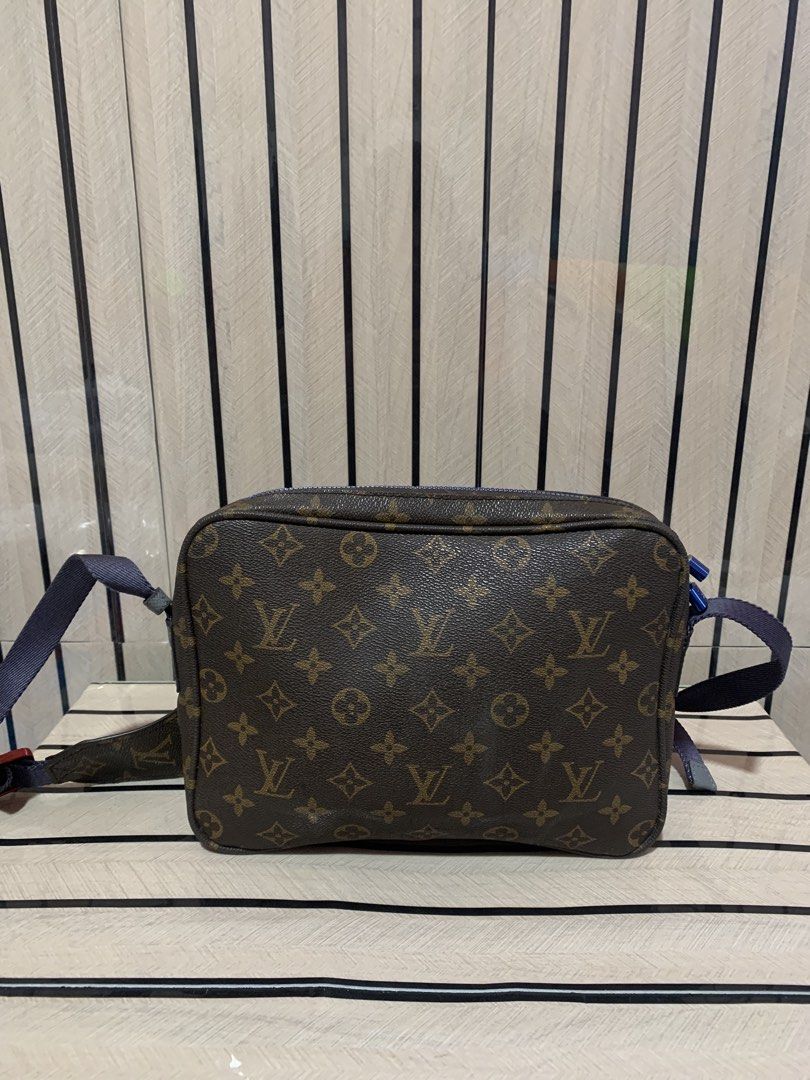 Outdoor Messenger Bag (Category: Cross-body Bags) located in San Fernando. Submitted by preluxuria_online_shop (Listing ID 1470276896, Image 2). Description: .