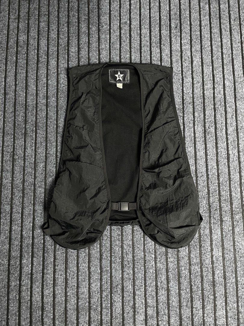 Outdoor Multipocket Lightweight Vest (Category: Vests) located in Puerto Princesa. Submitted by palawan.swagdealer (Listing ID 1470201895, Image 1). Description: All details are provided In excellent condition No major flaws or signs of use 5 total pockets.