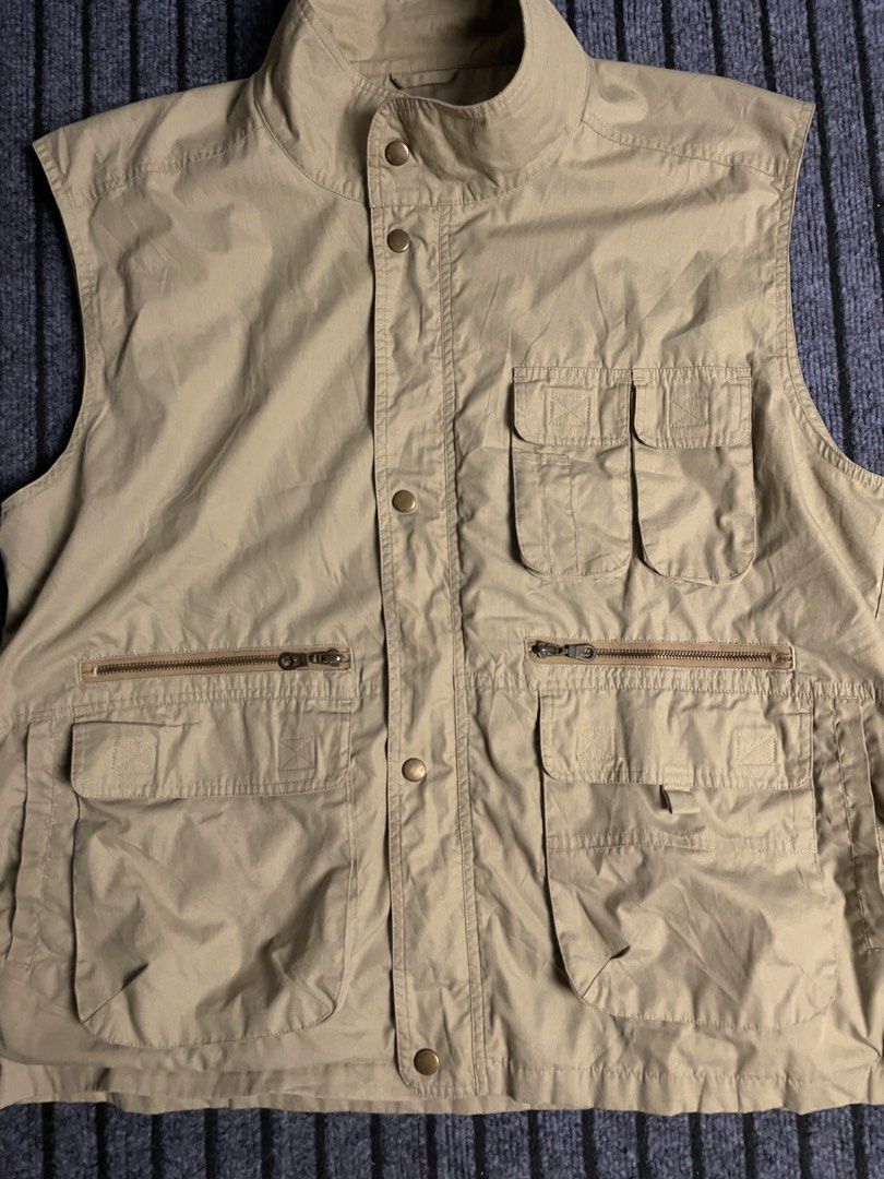 Outdoor Utility/Multipocket Vest (Category: Vests) located in Puerto Princesa. Submitted by palawan.swagdealer (Listing ID 1470202660, Image 2). Description: Only flaw: Stain on neck (see pics) All details are provided Total pockets: 9.