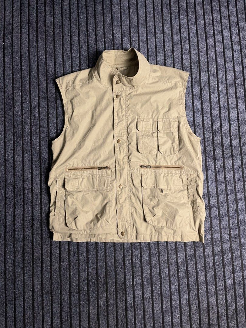 Outdoor Utility/Multipocket Vest (Category: Vests) located in Puerto Princesa. Submitted by palawan.swagdealer (Listing ID 1470202660, Image 1). Description: Only flaw: Stain on neck (see pics) All details are provided Total pockets: 9.