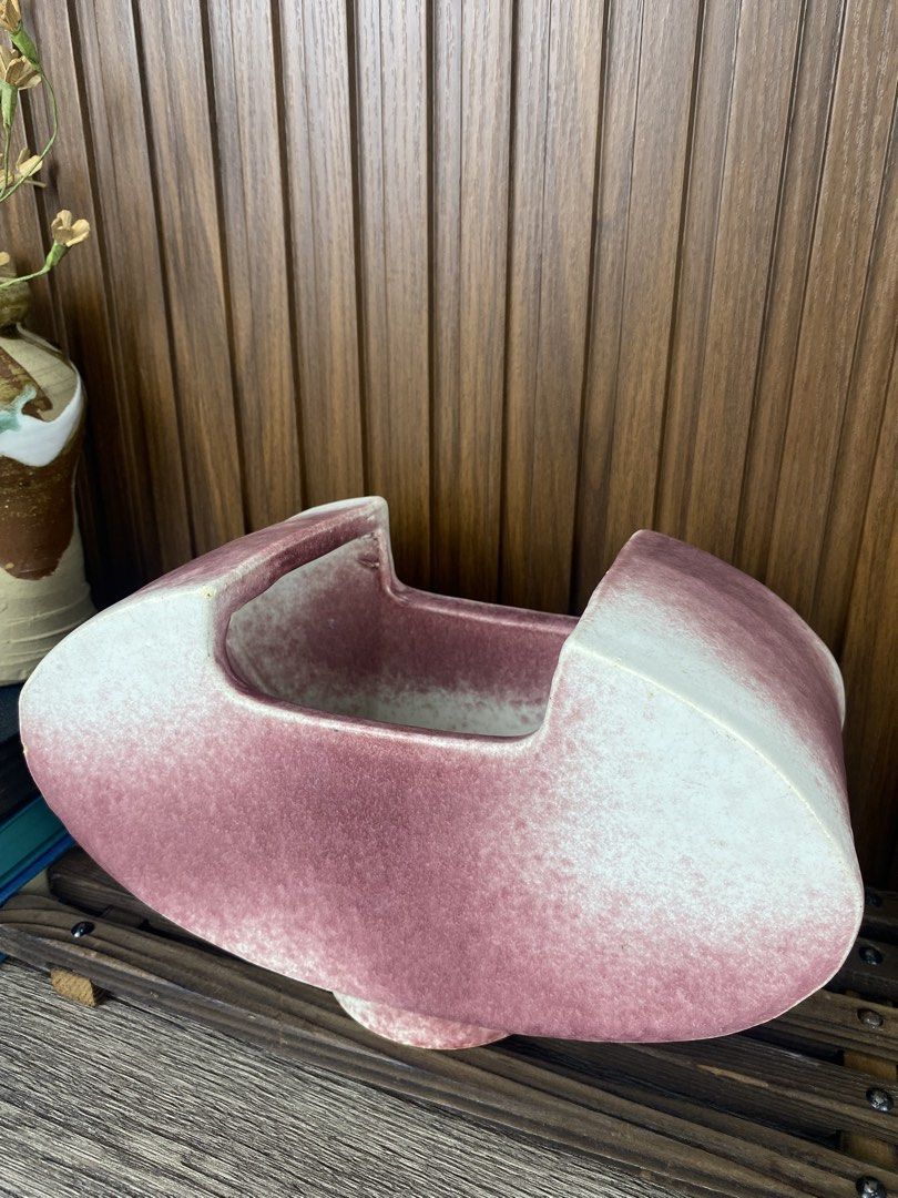 Oval Wing Vase (Category: Vases & Decorative Bowls) located in Pasay City. Submitted by thepickypicker (Listing ID 1470176979, Image 3). Description: Oval Wing P680 Size: 6 1/4 tall, 9 5/8 long *has chips, check photos.