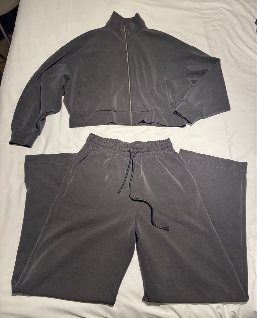 Oysho set (Category: Sets or Coordinates) located in Los Banos. Submitted by fashionplate02 (Listing ID 1470288677, Image 1). Description: .