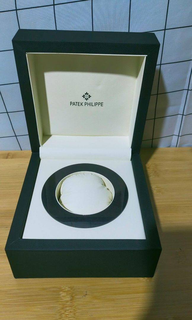 PATEK PHILIPPE watch box only (Category: Accessory Holder, Box & Organizers) located in Caloocan City. Submitted by chani7878 (Listing ID 1470248157, Image 1). Description: Patek philippe watch box only box lang po sya DM for more details lalamove meetup jnt not shoulder shipping manila area.
