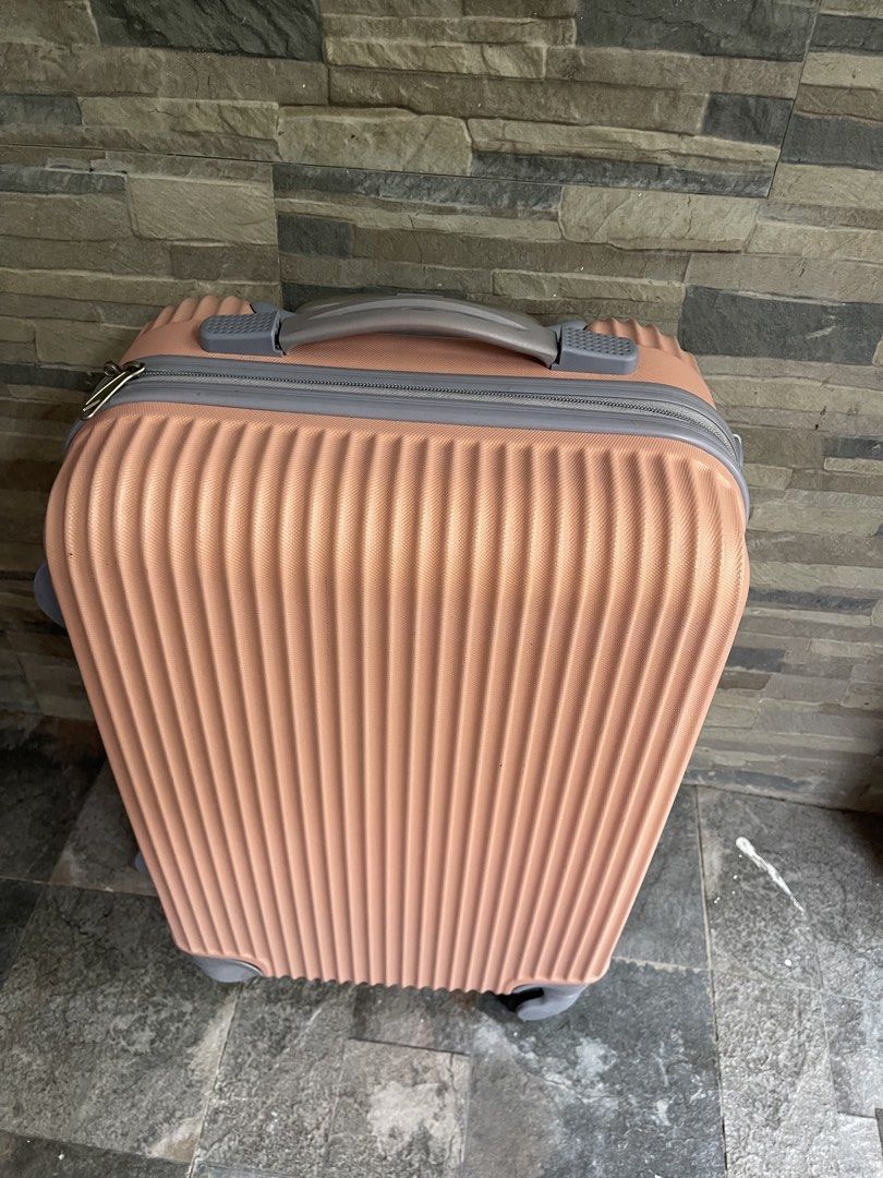 peach vertical-ribbed hard-shell rolling suitcase 21x13x9 (Category: Luggage) located in San Fernando. Submitted by dntjapansurpluselyu (Listing ID 1470276657, Image 3). Description: .