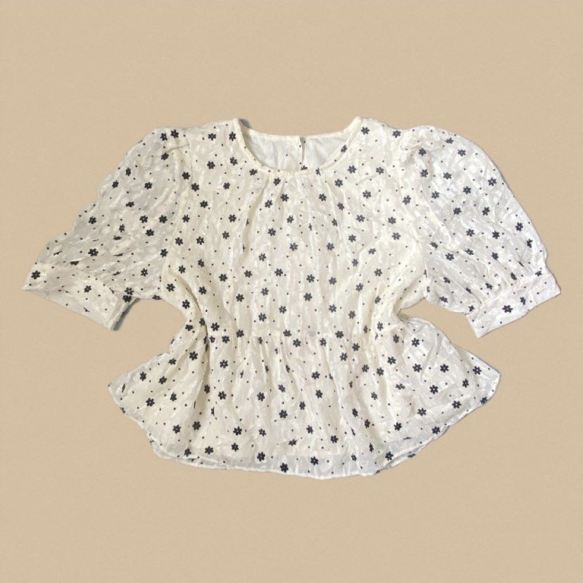 peplum white top (Category: Blouses) located in Davao. Submitted by _closets.archive (Listing ID 1470329121, Image 1). Description: xs-s | never been worn | dm for when worn ₱150 📍 davao city .
