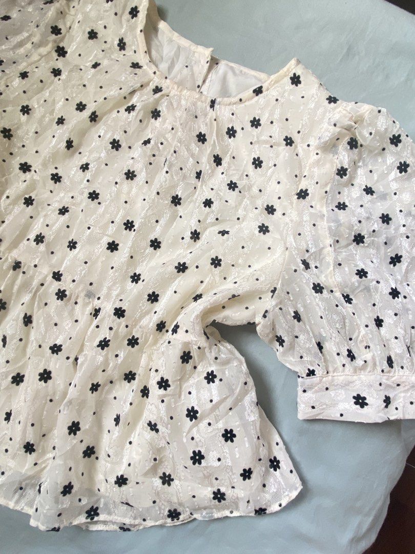 peplum white top (Category: Blouses) located in Davao. Submitted by _closets.archive (Listing ID 1470329121, Image 2). Description: xs-s | never been worn | dm for when worn ₱150 📍 davao city .
