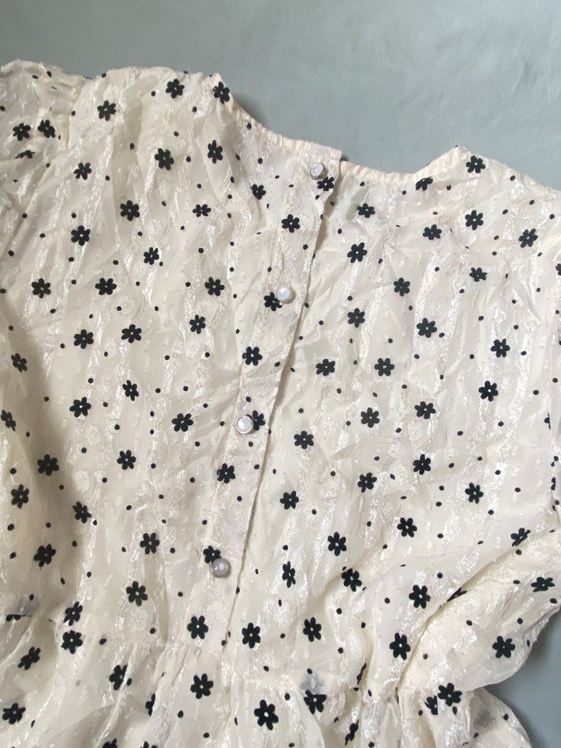 peplum white top (Category: Blouses) located in Davao. Submitted by _closets.archive (Listing ID 1470329121, Image 3). Description: xs-s | never been worn | dm for when worn ₱150 📍 davao city .