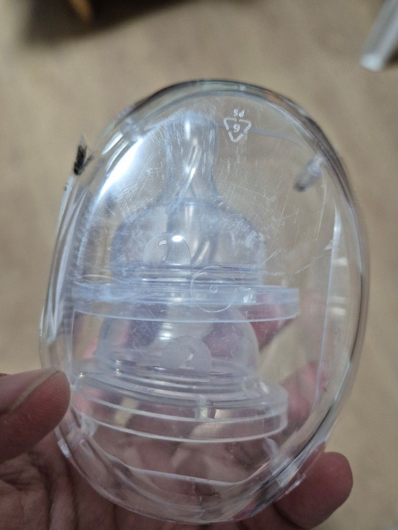 Philips Avent Natural Baby Bottles 4oz (Category: Breastfeeding & Bottle Feeding) located in Cabuyao City. Submitted by AR700 (Listing ID 1470152092, Image 3). Description: - Philips Avent baby bottles - Standard size with clear measurement markings on the side - Comes with clear nipples and secure white caps - Easy to clean, assemble, and use for daily feeding routines - Used for 2 mos. 4 bottles 4 oz. with number 1 nipple 300 each with free num