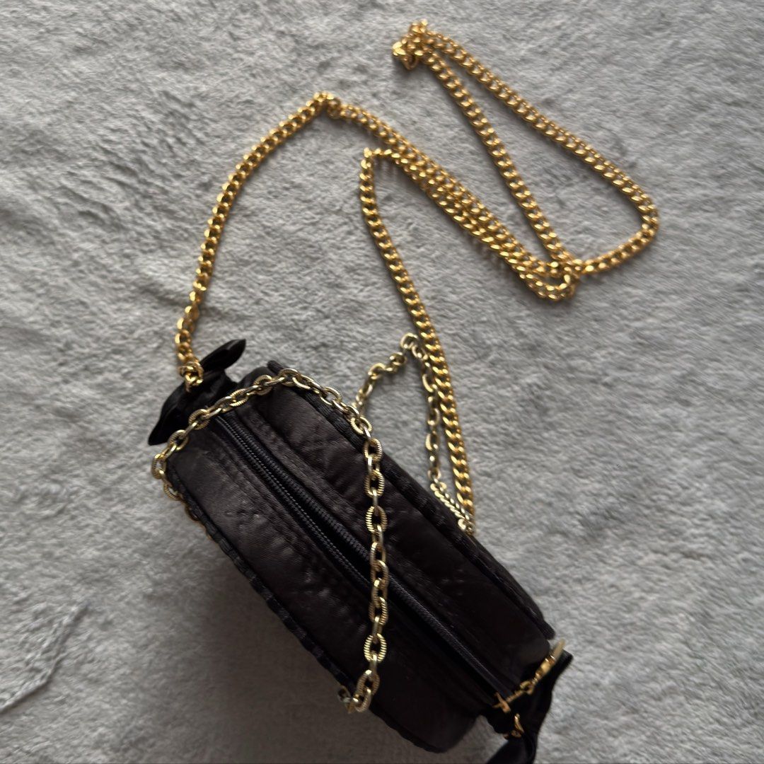 Pierre Cardin body bag (Category: Purses & Pouches) located in Quezon City. Submitted by hintstreet (Listing ID 1470174380, Image 2). Description: .