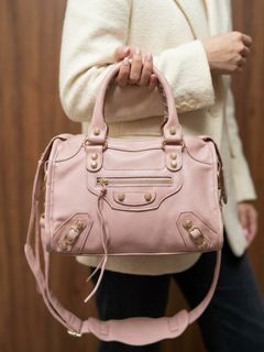 (Category: ) located in . Submitted by luxuryvaultbagsandfashion (Listing ID 1470247546, Image 1). Description: .
